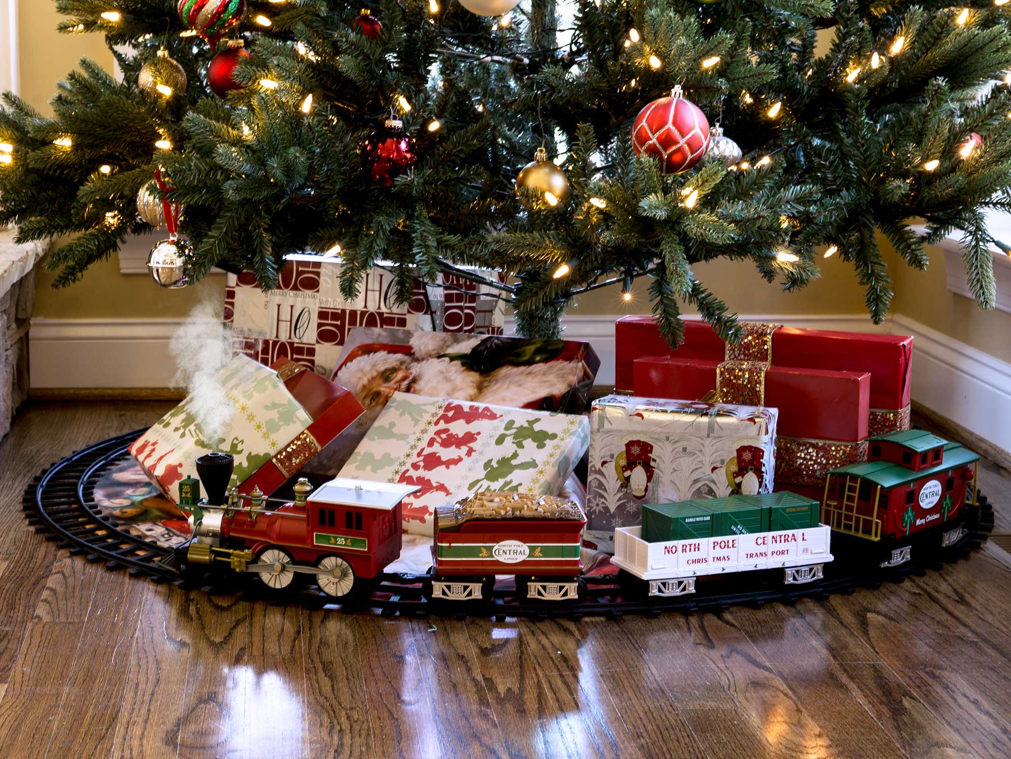 North Pole Central Ready-to-Play Train Set w/ Bluetooth